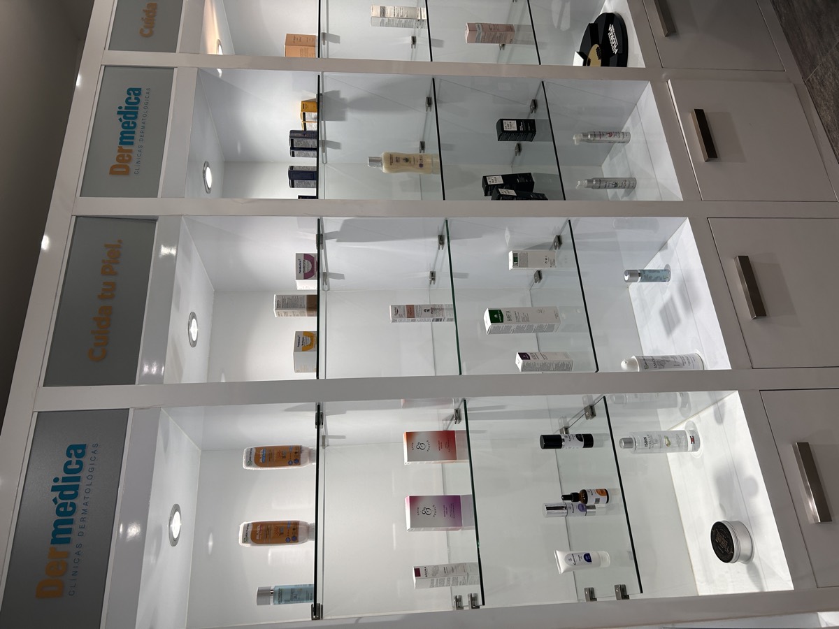 Productos dermatológicos profesionales en exhibición