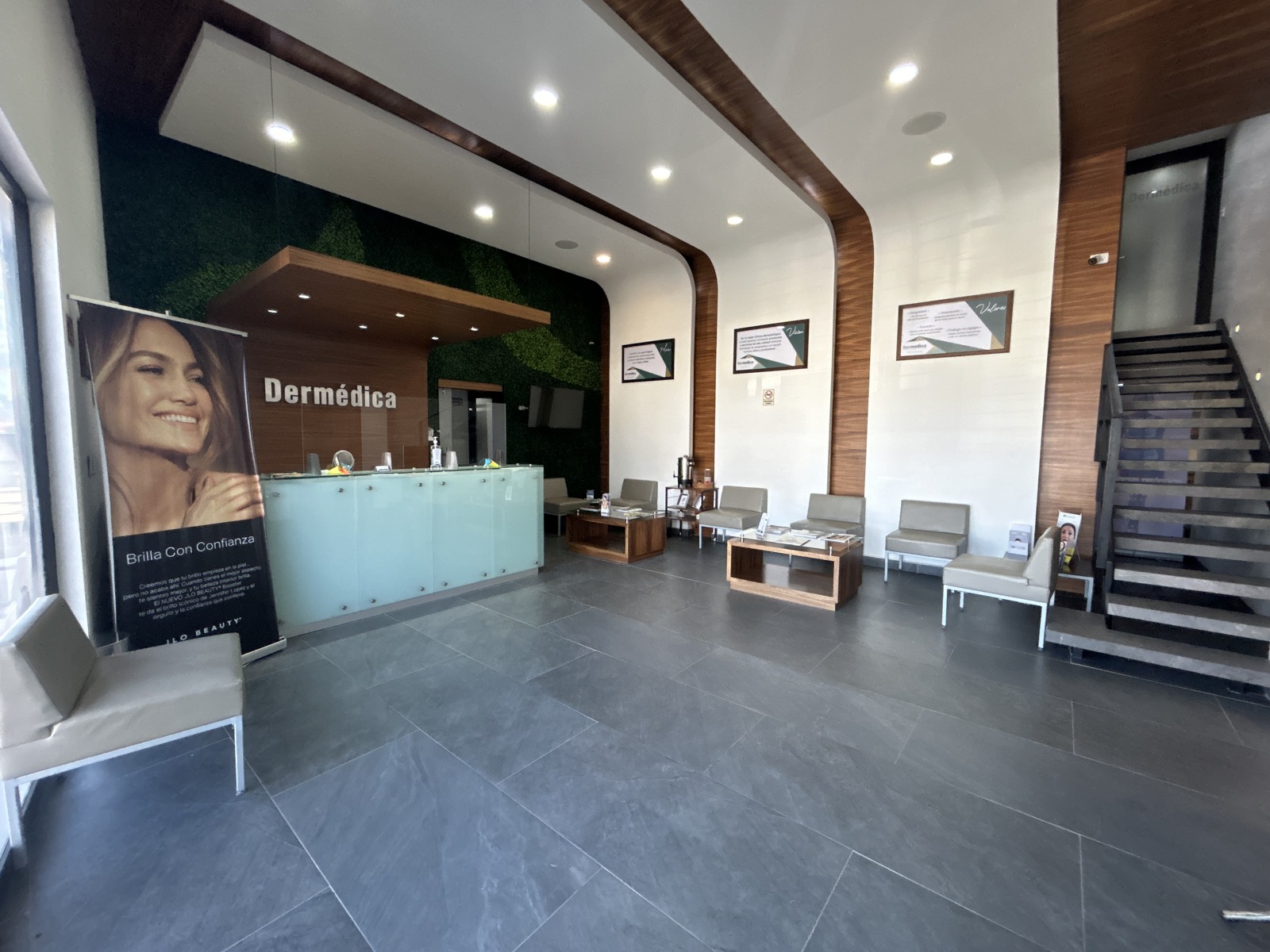 Sala de espera y recepción de Dermédica Torreón