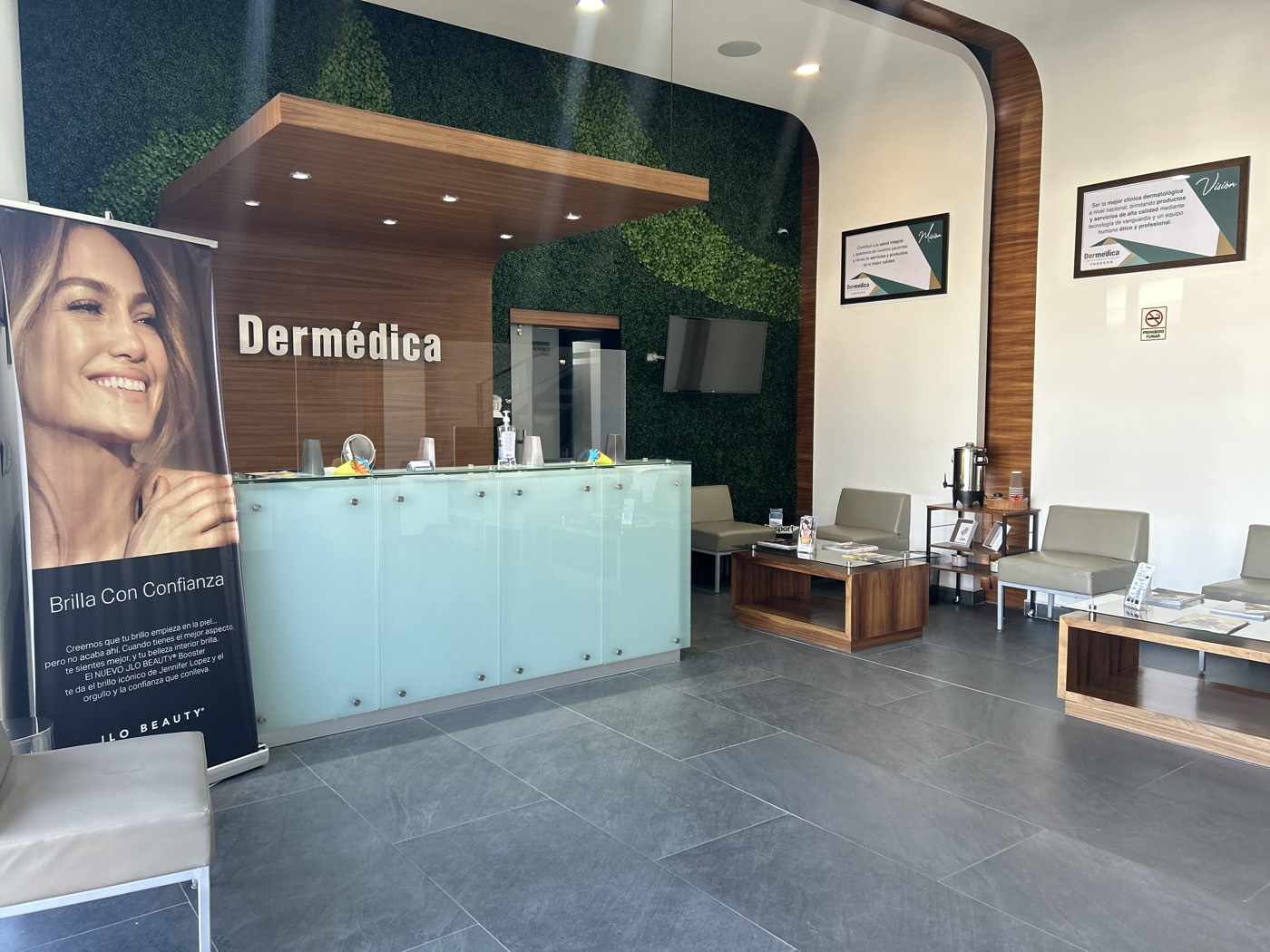 Recepción de la clínica Dermédica en Torreón